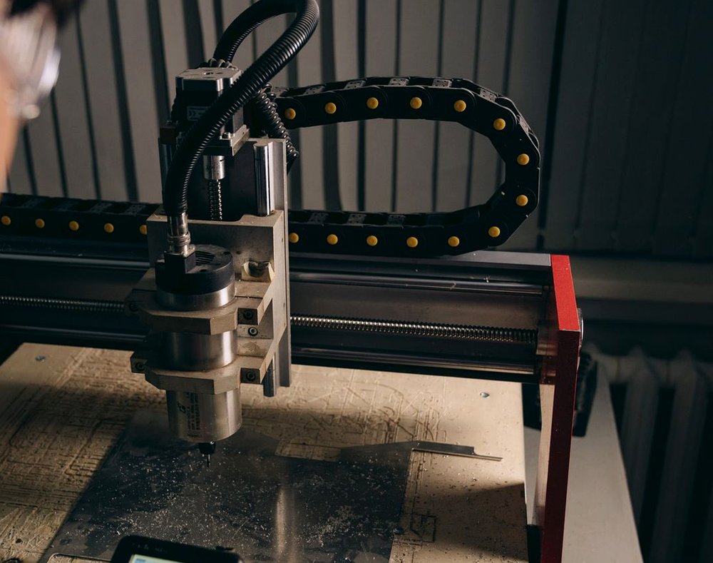CNC router spindle on the cutting bed